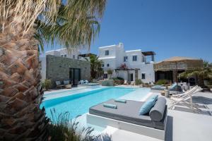Bazén v ubytování Myconian Theros Luxury Suites nebo v jeho okolí