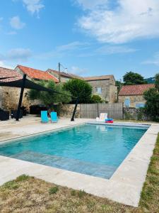 Πισίνα στο ή κοντά στο Gîte de charme en pleine nature Aveyron