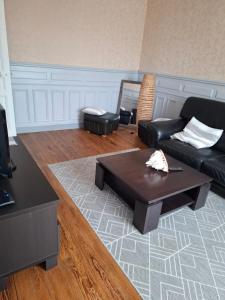ein Wohnzimmer mit einer Couch und einem Couchtisch in der Unterkunft la villa mersoise in Mers-les-Bains