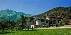 Ein Haus auf einem Hügel mit Bergen im Hintergrund in der Unterkunft B&B Alla Borgata in Boves