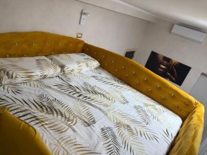 Postel nebo postele na pokoji v ubytování Qt suite & luxury