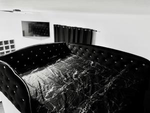 Postel nebo postele na pokoji v ubytování Qt suite & luxury