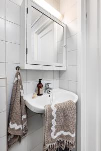 Ένα μπάνιο στο Charming Apartment, Walk to Everything in Bergen