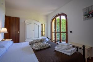 a bedroom with a bed and a pile of towels at CS Holiday in Castelnuovo Berardenga