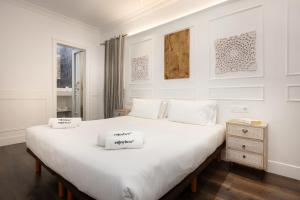 Postel nebo postele na pokoji v ubytování Enjoybcn Coliseum Apartments