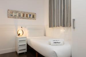 Postel nebo postele na pokoji v ubytování Enjoybcn Coliseum Apartments