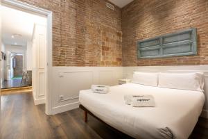 Postel nebo postele na pokoji v ubytování Enjoybcn Coliseum Apartments