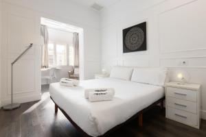 Postel nebo postele na pokoji v ubytování Enjoybcn Coliseum Apartments