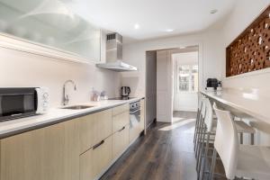 Kuchyň nebo kuchyňský kout v ubytování Enjoybcn Coliseum Apartments