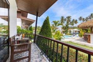 Bazén v ubytování Maya Resort Samui - Family resort-Sha Plus Extra nebo v jeho okolí