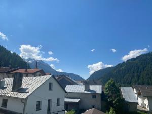 ナウダースにあるHaus Sonneckの山を背景にした町の景色
