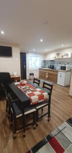 Η κουζίνα ή μικρή κουζίνα στο Tündérkert Apartman