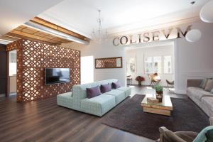 TV a/nebo společenská místnost v ubytování Enjoybcn Coliseum Apartments