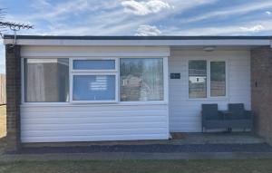 Gallery image of Beachcomber, Sunbeach, Scratby - Two bed chalet, sleeps 4, FREE Wi-Fi, FREE club passes, FREE swimming and pet friendly in Scratby
