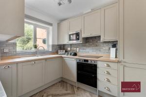 Η κουζίνα ή μικρή κουζίνα στο Wokingham - Three Bed House - Parking