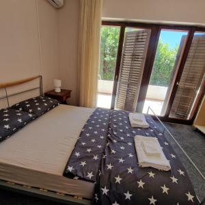 a bedroom with a bed with an american flag blanket at D&D Rooms 2 in Pula +7 photos