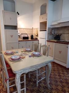 Una cocina o cocineta en Avignon hyper centre Appartement terrasse 3 chambres 2 fotos más