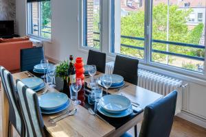 a dining room table with blue dishes on it at Une escale à Malo in Dunkerque