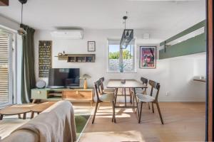 TV a/nebo společenská místnost v ubytování Ängby Gläntan