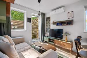 TV a/nebo společenská místnost v ubytování Ängby Gläntan