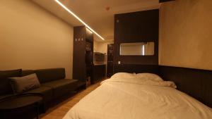 Katil atau katil-katil dalam bilik di Chill spot with Projector and PS4 +28 gambar