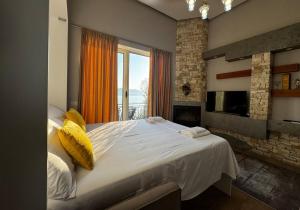 Un dormitorio con una cama grande y una ventana grande. en Premium Beach Apartments Jonufer, en Vlorë