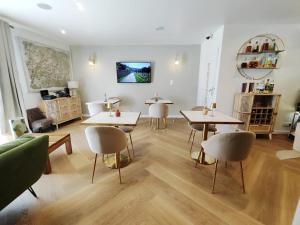 Demeures & Châteaux - Hôtel de la porte Saint-Malo - DINAN的厨房或小厨房