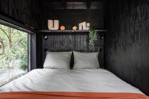 Katil atau katil-katil dalam bilik di Cabins in the woods with wellness