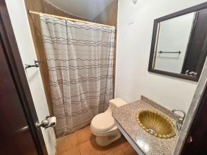 a bathroom with a sink and a toilet and a shower at Cómoda Habitación Céntrica en Hogar Familiar - Cerca de Todo in Panama City +1 photo