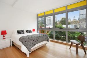 雪梨的住宿－R11 2BR達令赫斯特住宅區公寓，白色卧室设有床和大窗户