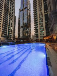 une grande piscine dans une ville avec de grands immeubles dans l'établissement Luxurios One Bedroom High Floor, à Dubaï