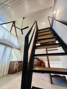 アハンガマにあるRiver Bend Nookの天井扇付きの家の階段 +6枚の写真