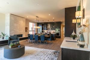 una cucina a pianta aperta e un soggiorno con sala da pranzo e tavolo da pranzo. di Crystal Bay Retreat 204 condo a Crystal Bay