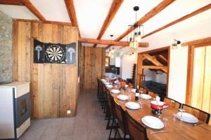 モンジェネヴルにあるSlope-Side Chalet w/Jacuzzi, Home Cinema, for 16 Guestsの壁にダーツボードが取り付けられたレストランの長いテーブル +31枚の写真