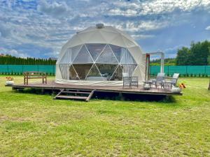 Zahrada ubytování Tatra Glamp Mazury - sieć noclegowa Tatra Glamp