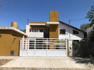 una casa con un cancello bianco davanti di La Rioja 4880 n1 a La Lucila del Mar