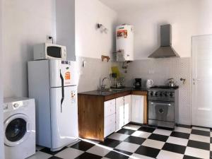 una cucina con frigorifero e lavatrice di La Rioja 4880 n1 a La Lucila del Mar