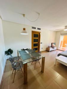 Кровать или кровати в номере Apartamento cerca Playa de Aguadulce +33 фотографии