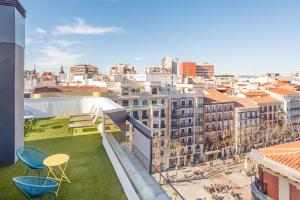 una vista di una città dal tetto di un edificio di Java - 3 bedroom and shared pool in Almagro a Madrid