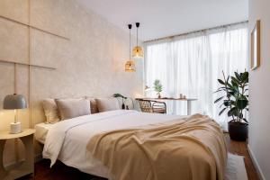 una camera da letto con un letto grande e un tavolo di Java - 3 bedroom and shared pool in Almagro a Madrid