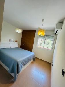 Кровать или кровати в номере Apartamento cerca Playa de Aguadulce