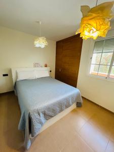 Кровать или кровати в номере Apartamento cerca Playa de Aguadulce