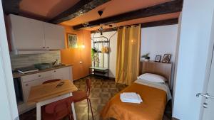A kitchen or kitchenette at Santa Lucia Affittacamere