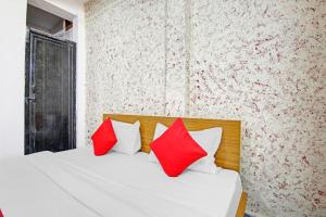 Postel nebo postele na pokoji v ubytování Hotel O Royal + 19 fotografií