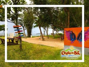 Una imagen de un parque con un cartel de mariposa. en Hospedagem em Canasvieiras - Pé na Areia com Vista para o Mar, en Florianópolis 2 fotos más