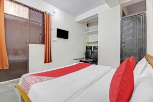 Postel nebo postele na pokoji v ubytování Hotel O Royal