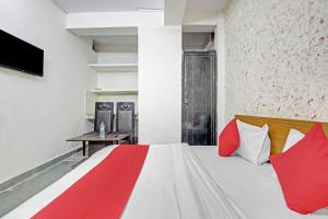 Postel nebo postele na pokoji v ubytování Hotel O Royal