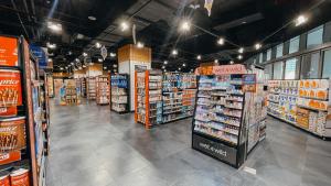 un couloir de magasin d'une épicerie avec des produits dans l'établissement Luxurios One Bedroom High Floor, à Dubaï