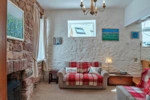 ein Wohnzimmer mit Couch und Kamin in der Unterkunft Finest Retreats - Rose Cottage, Kingsand in Kingsand