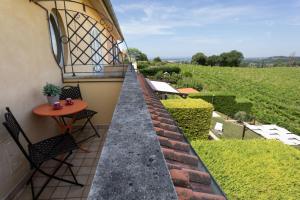 a small patio with a table and chairs on a building at CS Holiday in Castelnuovo Berardenga